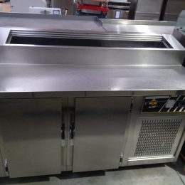 Cooling cabinet with saladette